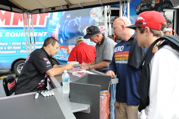 greg anderson signing autographs