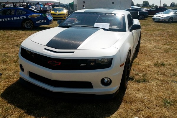 Camaro5 Fest. White and Black Camaro