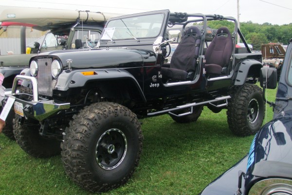 Black Jeep with doors off