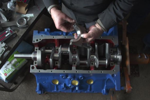 bottom view of ford v8 engine rotating assembly