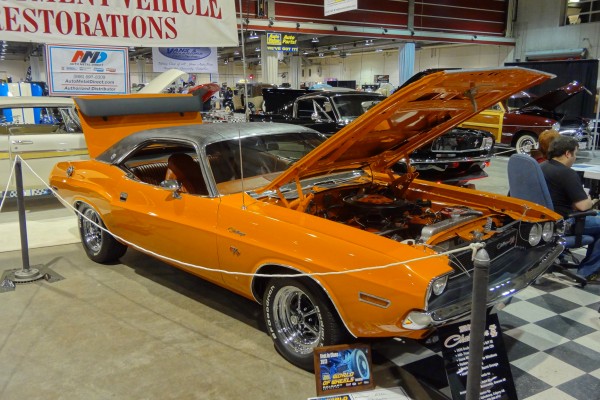 1970 dodge challenger r/t at indoor car show