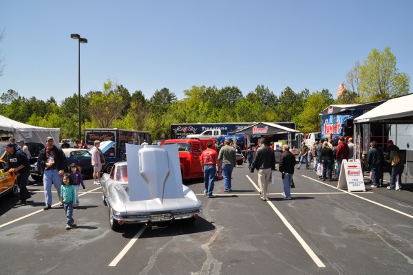 car show crowd at summit racing