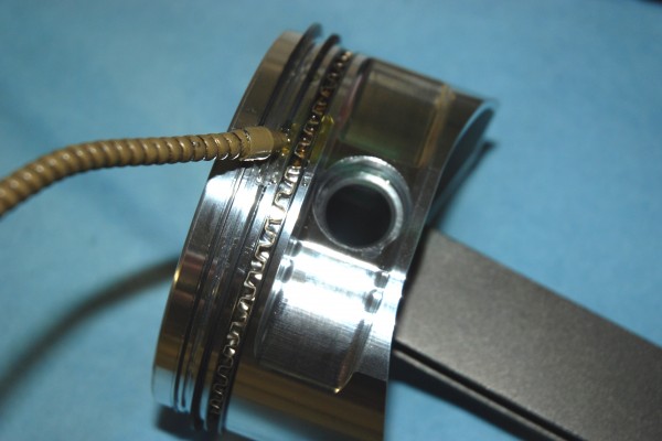 oiling a piston ring groove