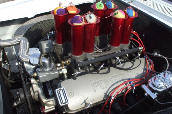 velocity stack intake on a pontiac v8 engine