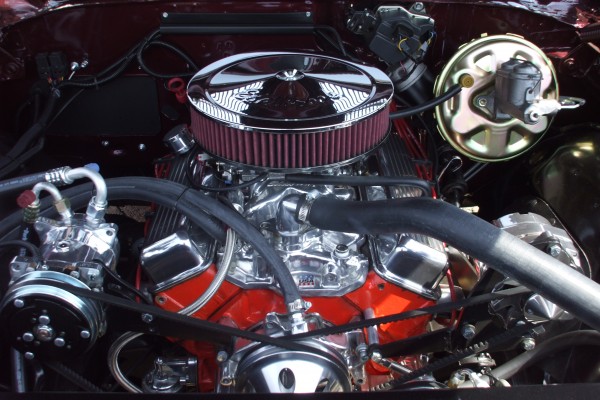 v8 engine with edelbrock air cleaner cover