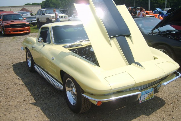 yellow c2 corvette sting ray with stinger hood