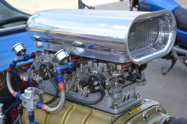 blower scoop on an engine in a ford t bucket hot rod