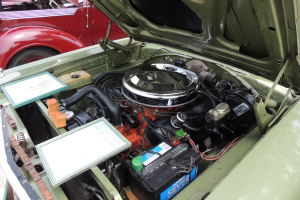 street hemi 426 engine in a 1968 plymouth roadrunner