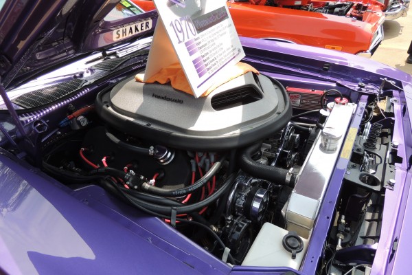 shaker hood on a 1970 Hemicuda v8 hemi engine