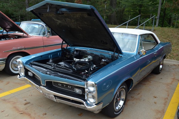 Blue 1967 pontiac GTO with white vinyl top