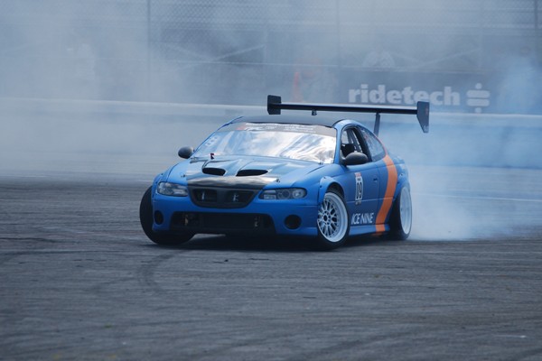 a pontiac gto holden monaro in drifting event