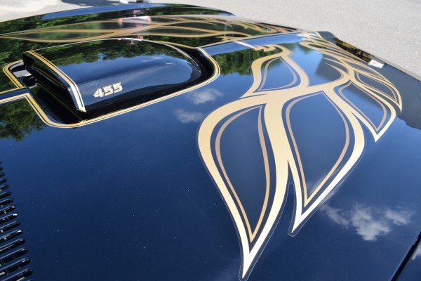 455 hood scoop emblem on a 1976 pontiac trans am