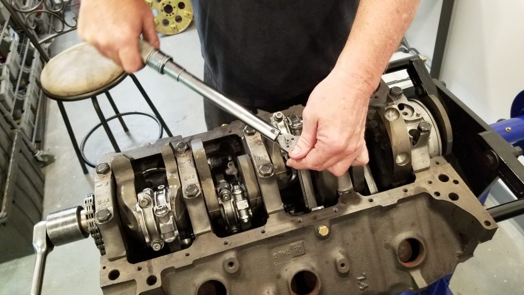 man torqueing down main cps in a big block chevy engine