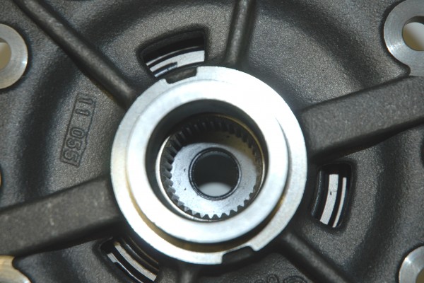 close up of splines on a Detroit Locker for a Dana 60