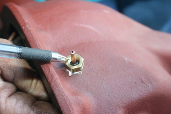 arb air locker line fitting in an axle housing