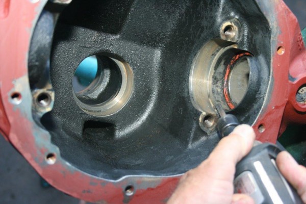 cutting a lubrication groove in a dana 35 center housing