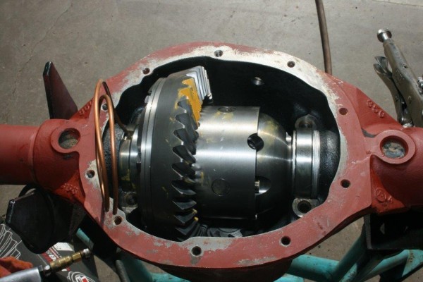 inside view of a rear jeep xj cherokee axle housing and differential