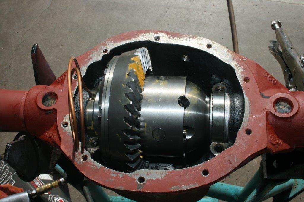 inside view of a rear jeep xj cherokee axle housing and differential