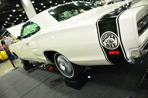 super bee logo on the back of a white dodge coronet