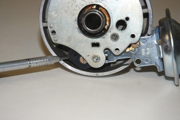 adjustable vacuum advance installed on a distributor