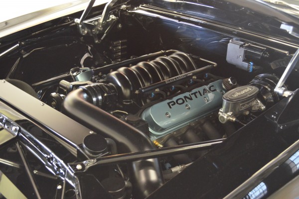 gm ls v8 engine with pontiac valve covers