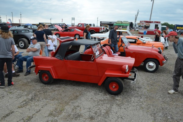 king midget at a large car show