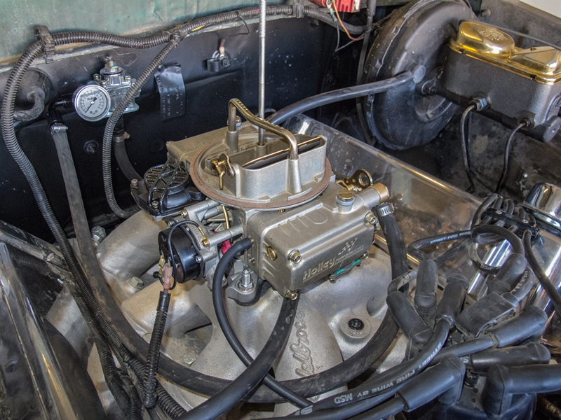 holley truck avenger carburetor installed on a v8 engine