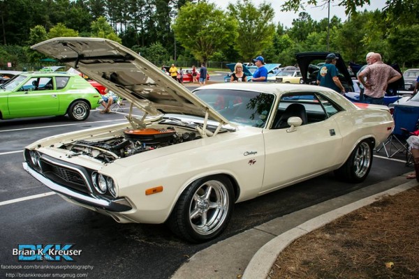 white dodge challenger r/t first gen