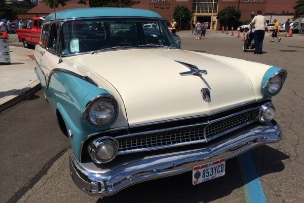1950s-era ford station wagon
