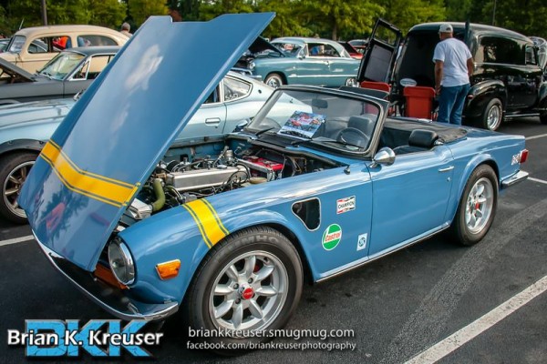 vintage style triumph tr6 race car