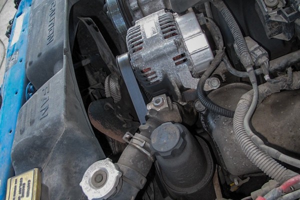 a dodge dakota 4.7L v8 engine with a mechanical fan installed