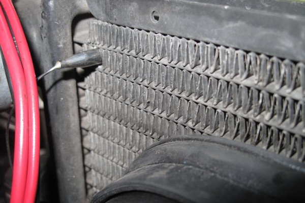 thermostat prop for a fan switch installed in fins of a radiator