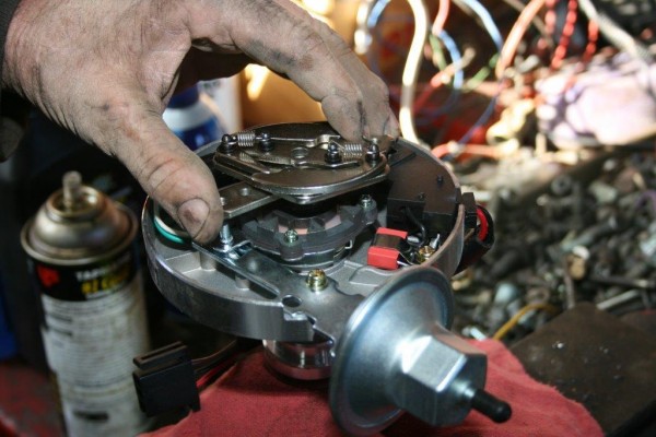 checking mechanical advance mechanism on a distributor
