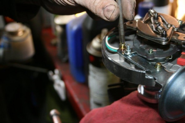 removing vacuum advance retainer screw from a distributor