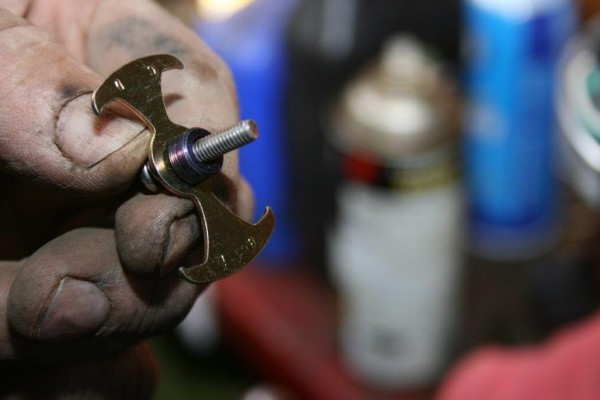 vacuum advance arm for a distributor