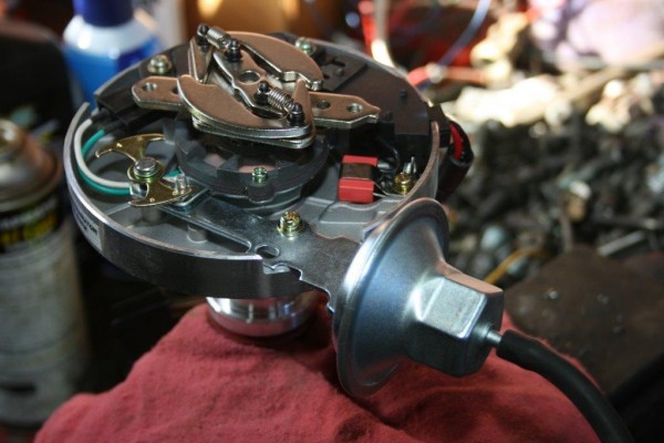 distributor with top removed to show vacuum and mechanical advance mechanisms