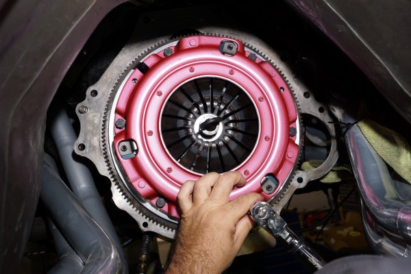 installing a clutch in a ford mustang