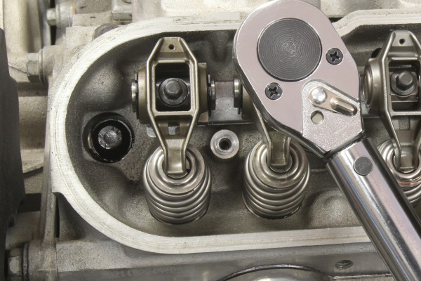 tightening down rocker arms on a ls engine