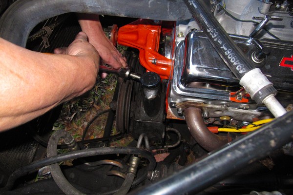 removing a power steering pump from a v8 engine