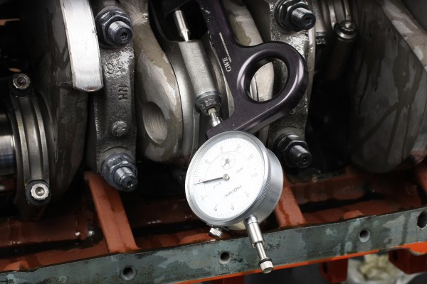 checking rod bolt stretch on an engine