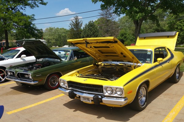 yellow plymouth roadrunner