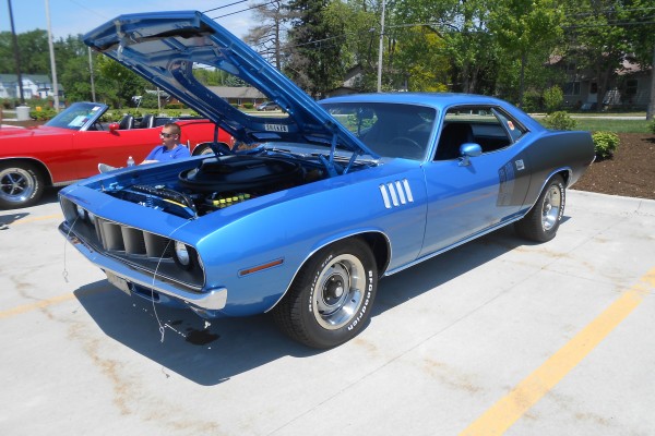 1971 plymouth barracuda shaker at a car show