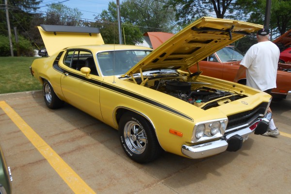 yellow plymouth roadrunner
