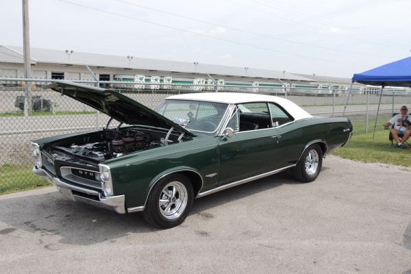 1966 pontiac gto, green with white vinyl roof