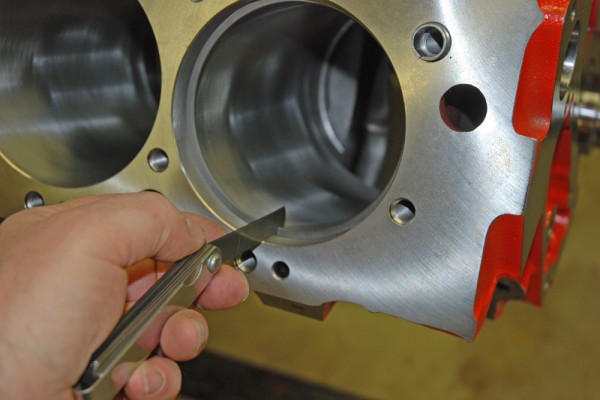 using a feeler gauge to measure piston ring gap