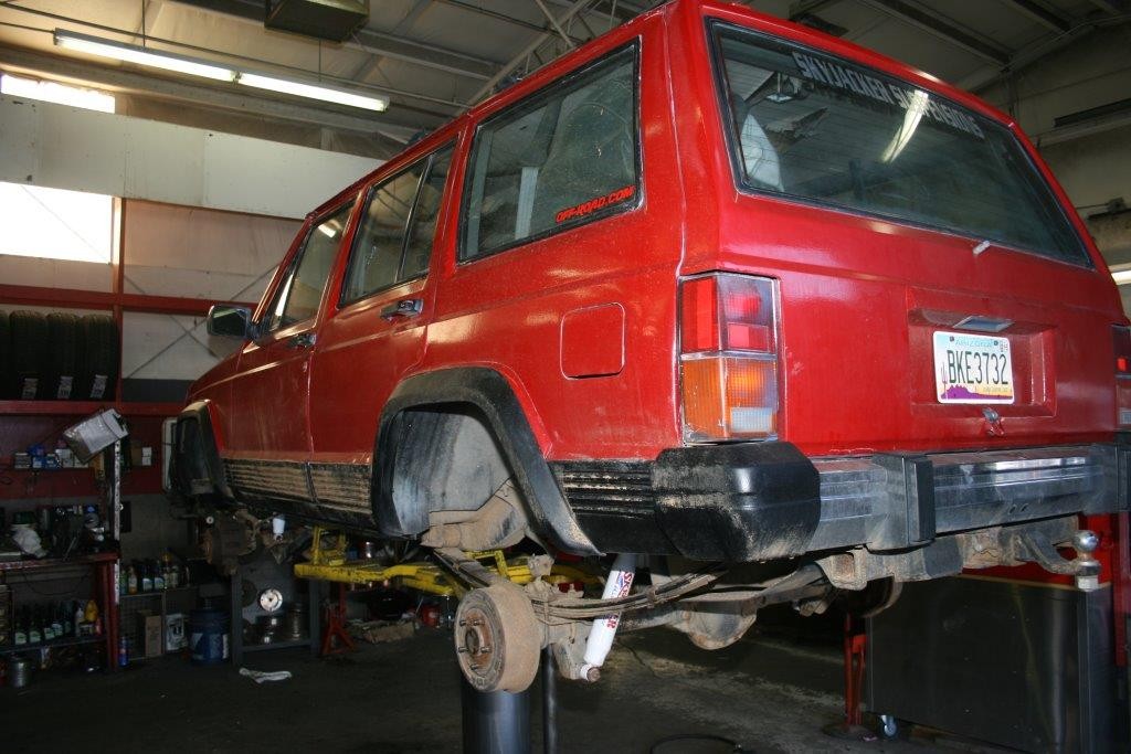 The shock absorbers are installed and Red Banjo is ready the tires.