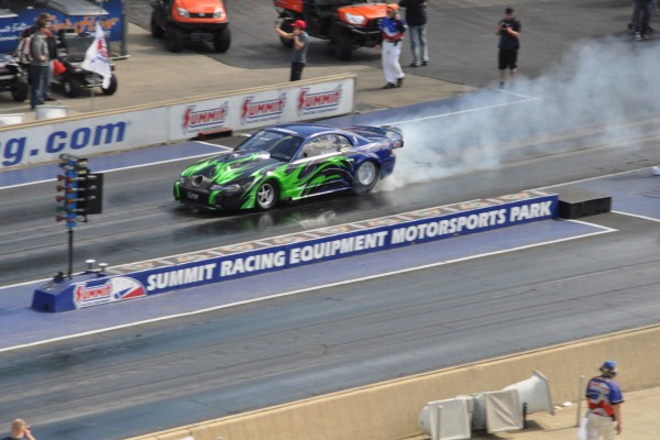 ford sn95 mustang new edge doing a burnout at dragstrip