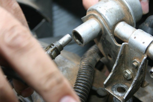 disconnecting a fuel line from a fuel rail