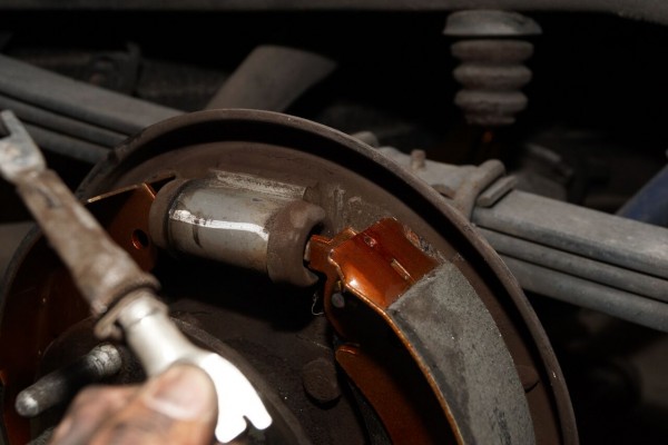 close up of wheel cylinder on drum brake shoe system