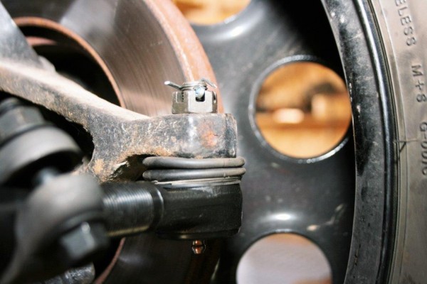 close up of a castle nut on a jeep wrangler tj suspension tie rod